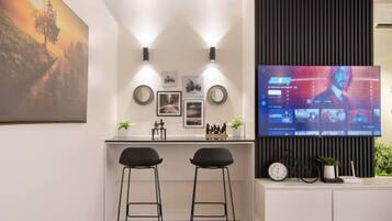 Apartamento superluxo | Área de estar | Smart TV 52 cm com canais a cabo, Netflix, Hulu