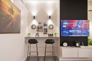 ラグジュアリー   アパートメント | リビング エリア | 52 cmのスマートテレビ (ケーブル放送視聴可)、Netflix、Hulu