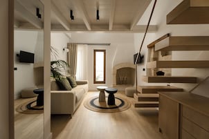 Una sala de estar moderna con sofá, mesa de centro y chimenea.