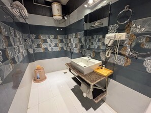 Habitación ejecutiva | Baño | Regadera, regadera tipo lluvia, amenidades de baño gratuitas 