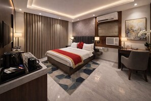 Presidential Room | Egyptian cotton sheets, premium bedding, memory-foam beds, desk - Le Cypress - Bareilly (Bareilly)