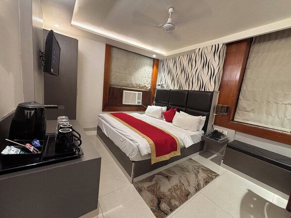 Deluxe Room | Egyptian cotton sheets, premium bedding, memory foam beds, desk - Le Cypress - Bareilly (Bareilly)
