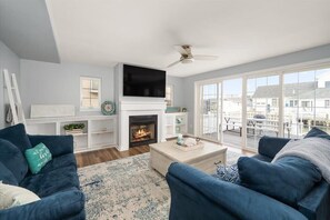 Télévision, cheminée, espaces bureaux