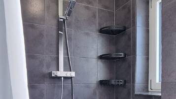 Dusche, Handtücher, Seife, Shampoo