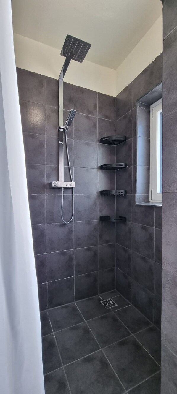 Douche, serviettes fournies, savon, shampooing