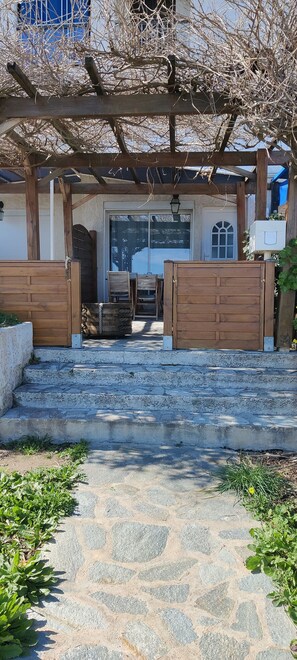 Exterior detail - Emplacement n1, F2 Bord de Plage et Départ du Sentier des Douaniers (ROGLIANO)