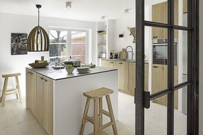 Kjøleskap, ovn, kokeplater og oppvaskmaskin