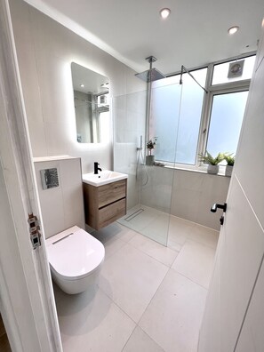 Douche, sèche-cheveux, bidet, serviettes fournies