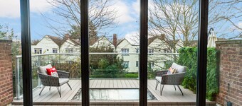 Spacious 5-bedroom house in London with Parking and WiFi