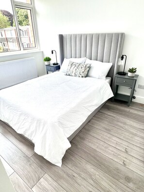 5 bedrooms, iron/ironing board, WiFi, bed sheets