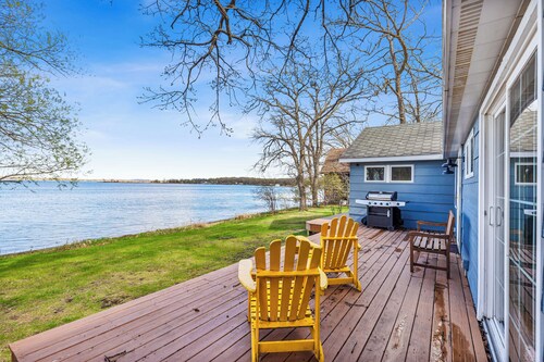 Classic Lake Melissa Cottage, just steps away from the water on the South Bay!