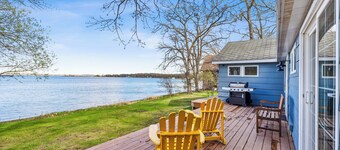 Classic Lake Melissa Cottage, just steps away from the water on the South Bay!