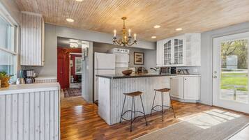 Grille-pain, blender, batterie de cuisine, vaisselle et ustensiles