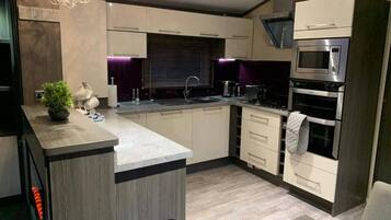 Cabin | Private kitchen | Fridge, microwave, oven, stovetop