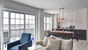 Télévision, cheminée, espaces bureaux