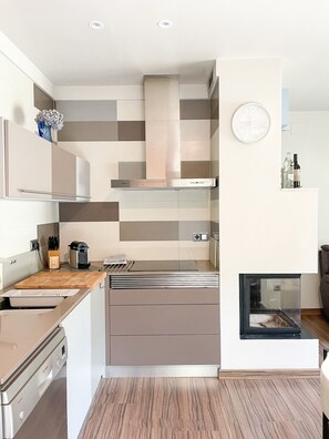 Kylskåp, mikrovågsugn, ugn och diskmaskin