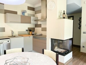 Kühlschrank, Mikrowelle, Ofen, Geschirrspüler