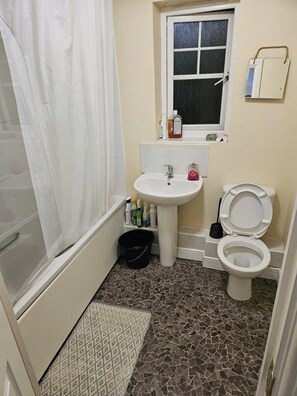 Bathroom - Stratforf 2-bed Apt, Sleeps 4 With Private Garden (London)