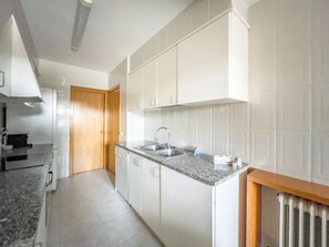 Fridge, microwave, oven, coffee/tea maker