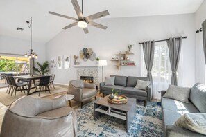 Televisor intel·ligent, llar de foc, llibres i oficines 