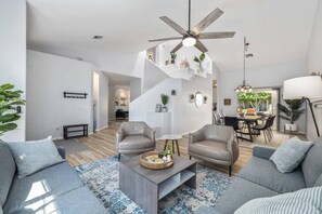 TV connectée, cheminée, livres, espaces bureaux