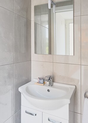 Een douche, een haardroger, handdoeken