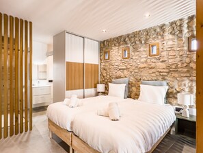 5 bedrooms, free WiFi, bed sheets