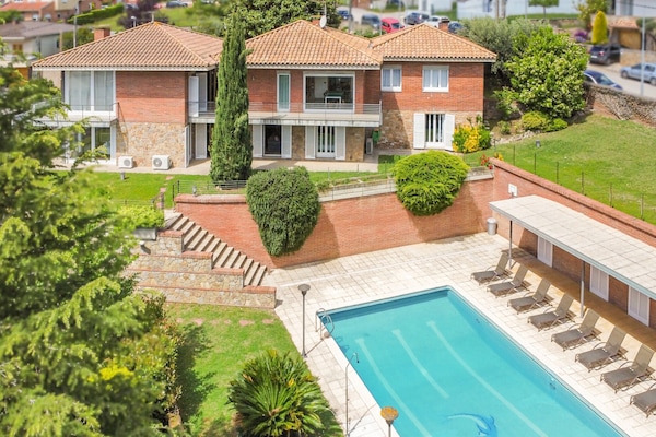 Une superbe villa à Banyoles avec piscine privée, grand jardin et une architecture élégante pour un séjour parfait.