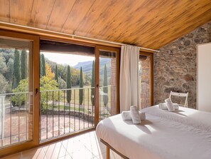6 bedrooms, iron/ironing board, free WiFi, bed sheets