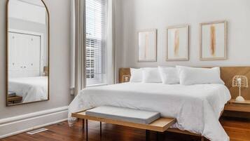 4 slaapkamers, een bureau, een strijkplank/strijkijzer, wifi