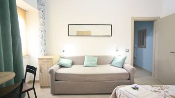 Zimmer, Mehrere Betten | 1 Schlafzimmer, schallisolierte Zimmer, Bügeleisen/Bügelbrett