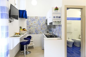 Täysikokoinen jääkaappi, espressokone, kahvin-/teenkeitin, vedenkeitin