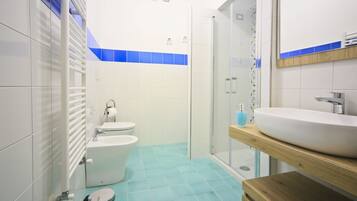 Zimmer, Mehrere Betten | Badezimmer | Kostenlose Toilettenartikel, Haartrockner