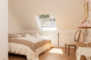 6 bedrooms, WiFi, bed sheets