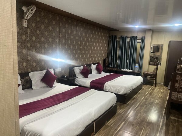 Family Room - Hotel The Amar Grand (Dehradun)