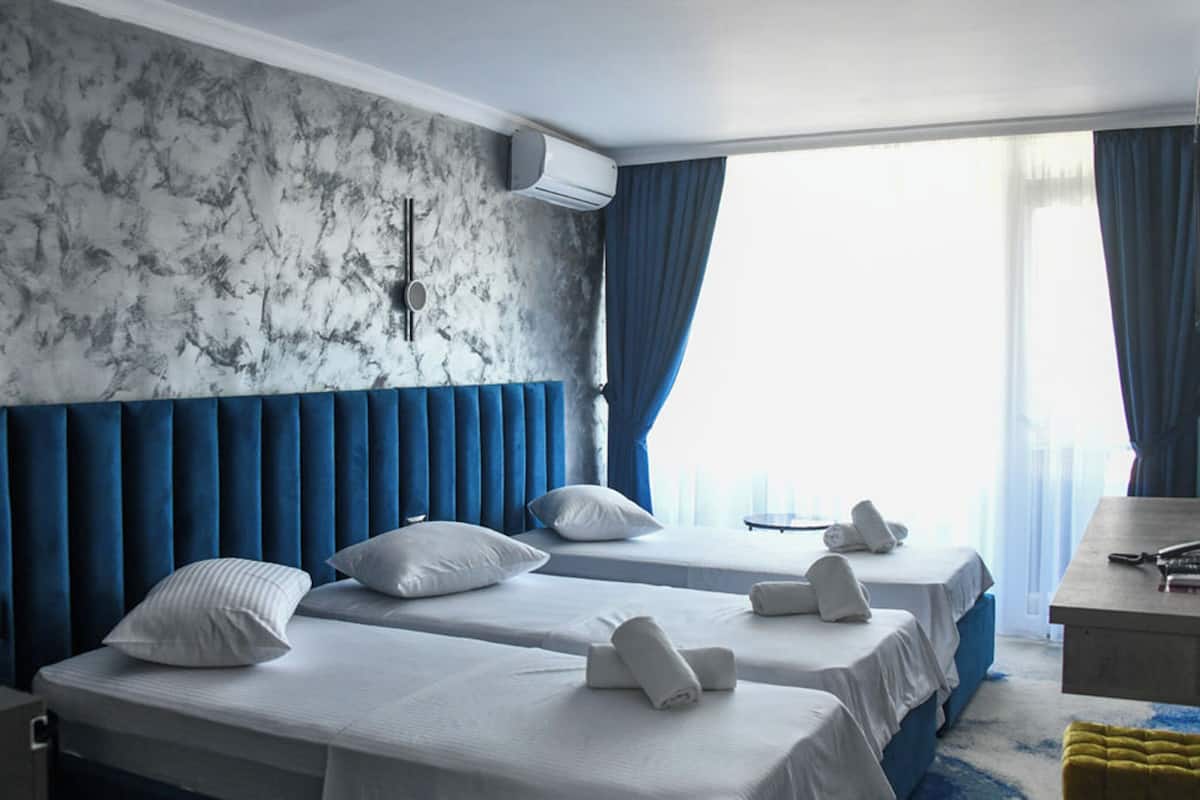 Luxury Triple Room, Balcony, City View