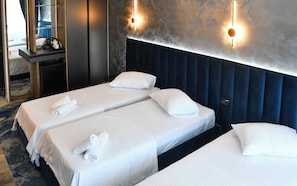 Luxury-Dreibettzimmer, Balkon, Stadtblick | Kostenloses WLAN, Bettwäsche