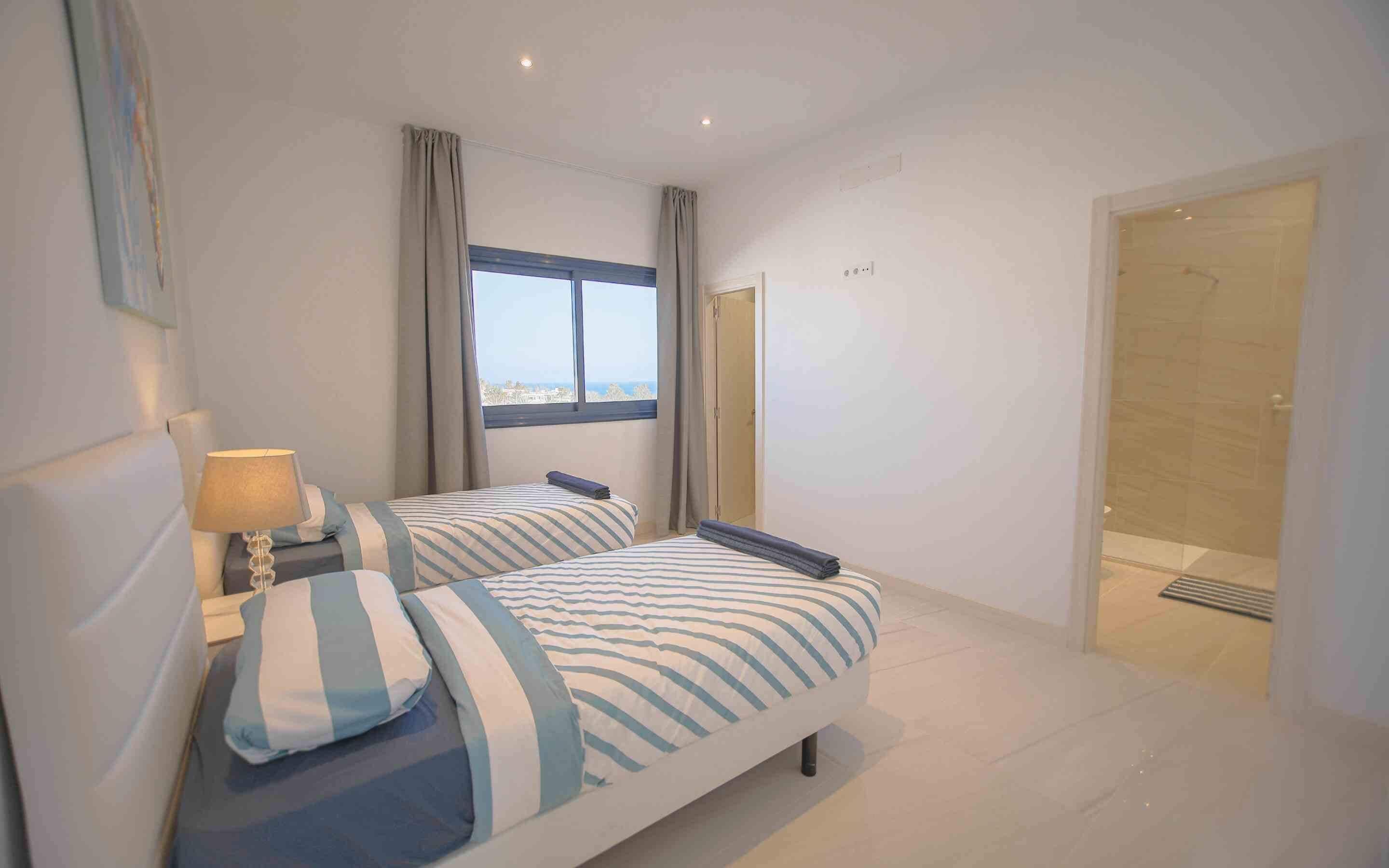 CATEGORY D - 2 BEDROOMS 2 SUPERIOR BATHROOMS | Caja de seguridad en la habitación y tabla de planchar con plancha 