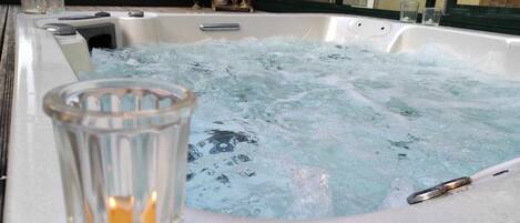 Banyera d'hidromassatge a l'aire lliure