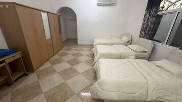 4 habitaciones, tabla de planchar con plancha y ropa de cama