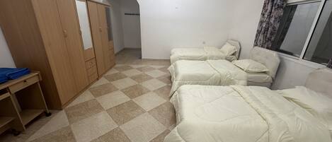 4 bedrooms, iron/ironing board, bed sheets