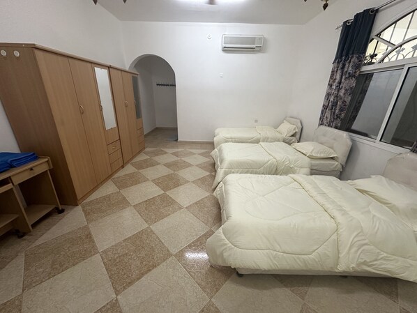 4 habitaciones, tabla de planchar con plancha y ropa de cama 