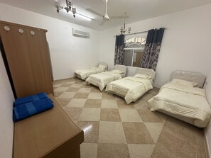 4 habitaciones, tabla de planchar con plancha y ropa de cama