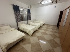 4 habitaciones, tabla de planchar con plancha y ropa de cama 