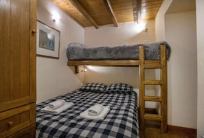 3 habitaciones, tabla de planchar con plancha y ropa de cama 