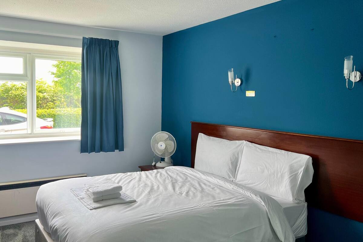 Classic Room | Blackout drapes, iron/ironing board (on request), WiFi (free)