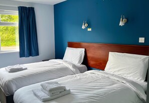 1 habitación, cortinas blackout y tabla de planchar con plancha 