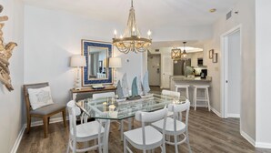 Condo có thiết kế đặc trưng, 3 phòng ngủ, ban công, quang cảnh bãi biển | Khu vực ăn uống tại phòng