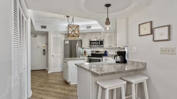 Signature-huoneisto, 3 makuuhuonetta, parveke, rantanäköala | Yksityinen keittiö | Jääkaappi, mikroaaltouuni, uuni, liesi