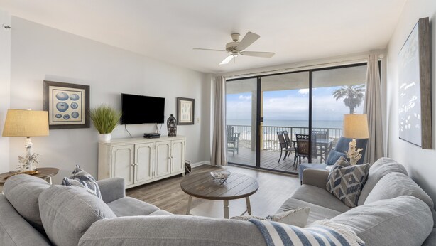 Condo có thiết kế đặc trưng, 3 phòng ngủ, ban công, quang cảnh bãi biển | Phòng khách